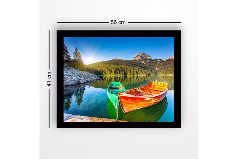 Inramad Canvastavla i trä - 41x56 cm - Färgglada båtar vid en spegelblanka sjö med omgivande berg och skog - Grön / Orange / Blå - Inredning - Tavlor & konst