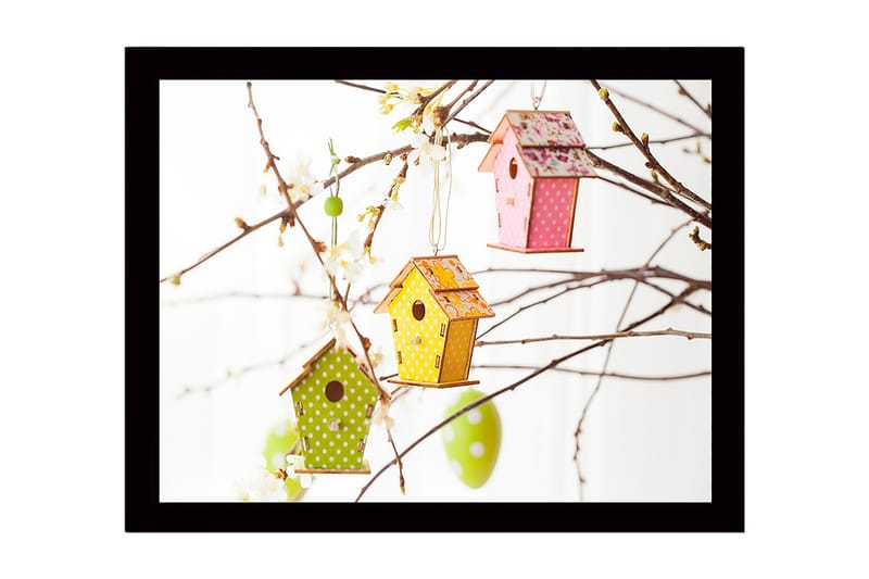 Inramad Canvastavla i trä - 41x56 cm - Färgglada fågelholkar hängande i blommiga grenar - Grön / Rosa / Gul - Inredning - Tavlor & konst