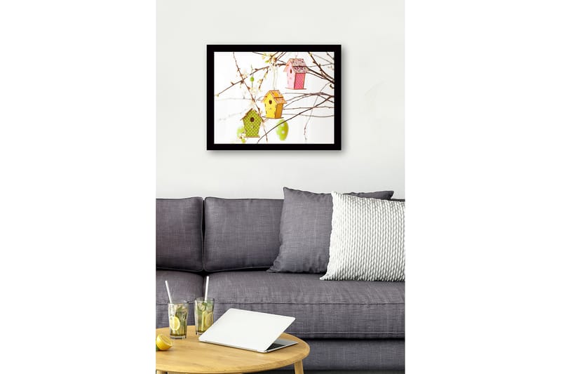 Inramad Canvastavla i trä - 41x56 cm - Färgglada fågelholkar hängande i blommiga grenar - Grön / Rosa / Gul - Inredning - Tavlor & konst