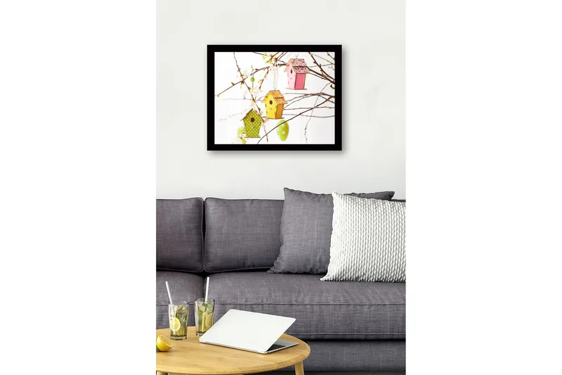 Inramad Canvastavla i trä - 41x56 cm - Färgglada fågelholkar hängande i blommiga grenar - Grön / Rosa / Gul - Inredning - Tavlor & konst