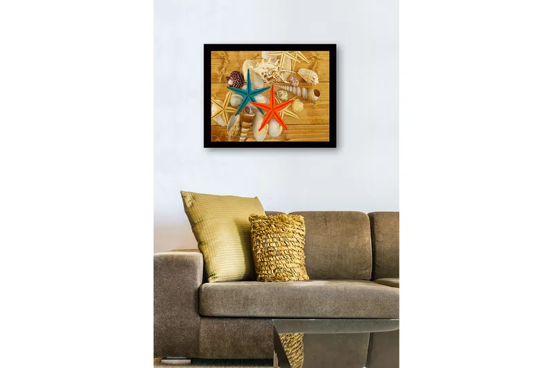 Inramad Canvastavla i trä - 41x56 cm - Färgglada sjöstjärnor på en bakgrund av snäckor och trä - Turkos / Orange / Beige - Inredning - Tavlor & konst