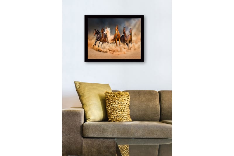 Inramad Canvastavla i trä - 41x56 cm - Fem hästar i rörelse genom sandstorm - Brun / Beige / Svart - Inredning - Tavlor & konst
