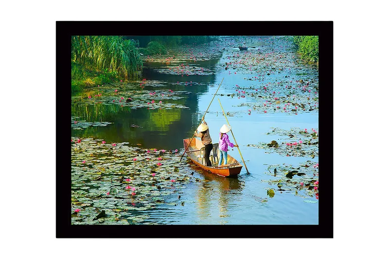 Inramad Canvastavla i trä - 41x56 cm - Fiskare i en båt omgiven av vattenliljor - Grön / Rosa / Blå - Inredning - Tavlor & konst