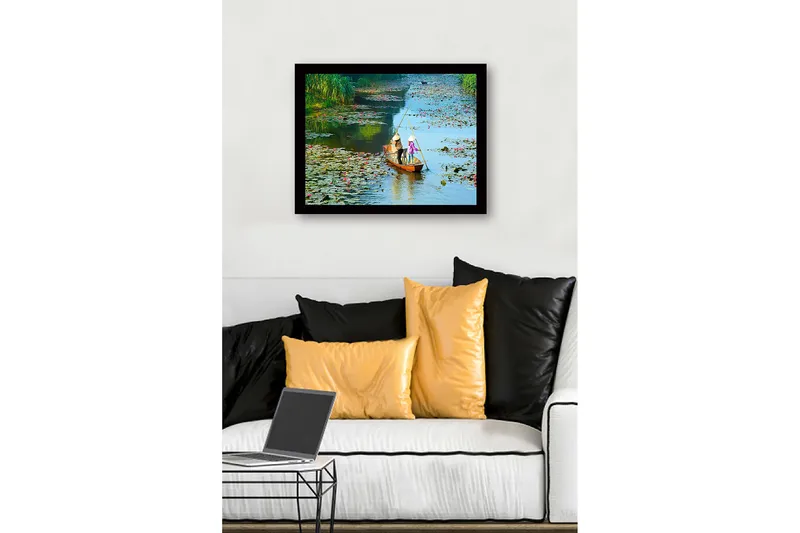 Inramad Canvastavla i trä - 41x56 cm - Fiskare i en båt omgiven av vattenliljor - Grön / Rosa / Blå - Inredning - Tavlor & konst