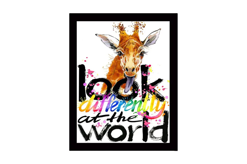 Inramad Canvastavla i trä - 41x56 cm - Giraff med utstickande tunga och färgglad text - Orange / Svart / Rosa - Inredning - Tavlor & konst