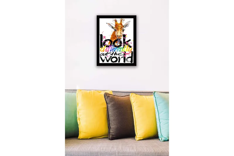 Inramad Canvastavla i trä - 41x56 cm - Giraff med utstickande tunga och färgglad text - Orange / Svart / Rosa - Inredning - Tavlor & konst