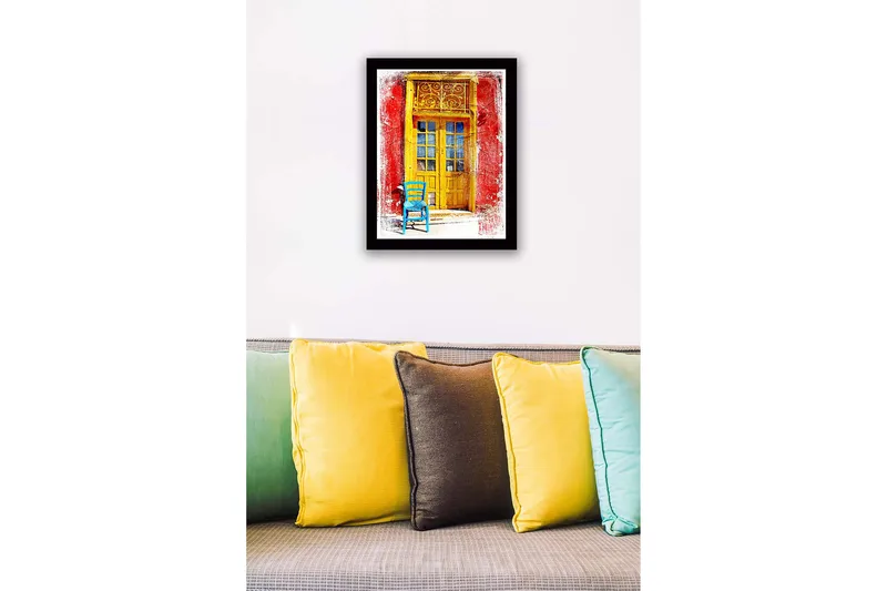 Inramad Canvastavla i trä - 41x56 cm - Gyllene dörr med en blå stol framför på en röd vägg - Gult / Blått / Rött - Inredning - Tavlor & konst