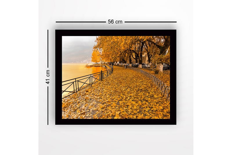 Inramad Canvastavla i trä - 41x56 cm - Gyllene höstlandskap vid en sjö med löv på marken - Guldorange / Mörkgul / Grå - Inredning - Tavlor & konst