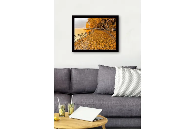 Inramad Canvastavla i trä - 41x56 cm - Gyllene höstlandskap vid en sjö med löv på marken - Guldorange / Mörkgul / Grå - Inredning - Tavlor & konst