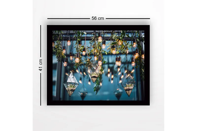 Inramad Canvastavla i trä - 41x56 cm - Hängande glaskärl med växter och ljuskällor - Grön / Svart / Guld - Inredning - Tavlor & konst