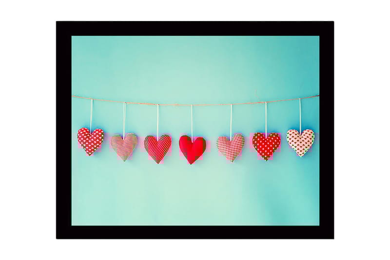 Inramad Canvastavla i trä - 41x56 cm - Hängande hjärtan i olika mönster och nyanser av röd färg - Röd / Ljusblå - Inredning - Tavlor & konst
