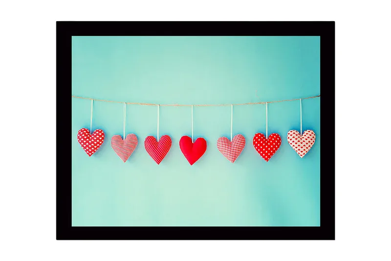 Inramad Canvastavla i trä - 41x56 cm - Hängande hjärtan i olika mönster och nyanser av röd färg - Röd / Ljusblå - Inredning - Tavlor & konst