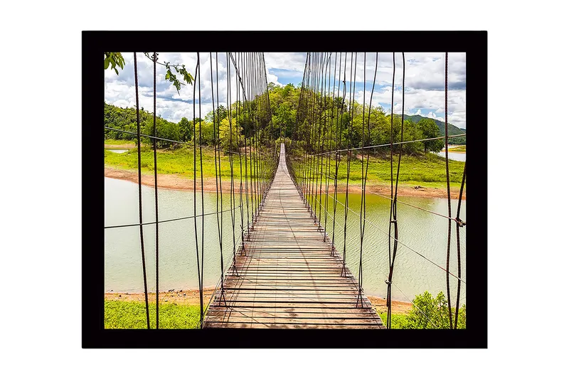 Inramad Canvastavla i trä - 41x56 cm - Hängbro som sträcker sig över en stilla sjö, Grön / Brun / Blå