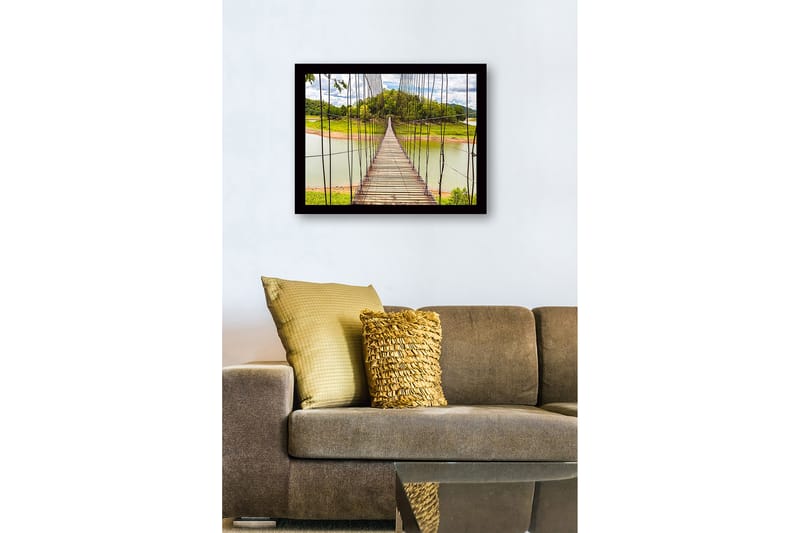 Inramad Canvastavla i trä - 41x56 cm - Hängbro som sträcker sig över en stilla sjö - Grön / Brun / Blå - Inredning - Tavlor & konst