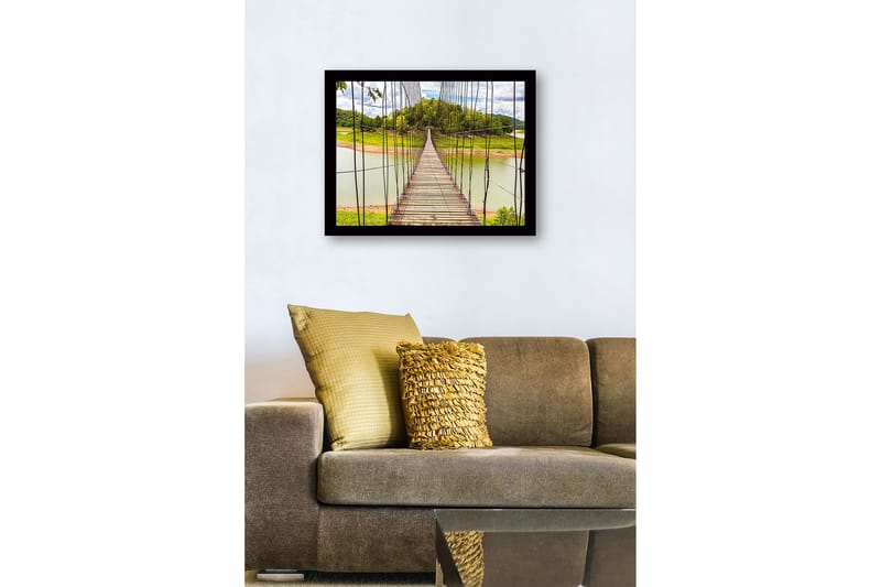 Inramad Canvastavla i trä - 41x56 cm - Hängbro som sträcker sig över en stilla sjö - Grön / Brun / Blå - Inredning - Tavlor & konst