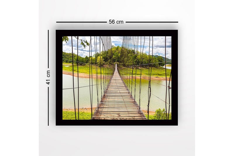 Inramad Canvastavla i trä - 41x56 cm - Hängbro som sträcker sig över en stilla sjö - Grön / Brun / Blå - Inredning - Tavlor & konst