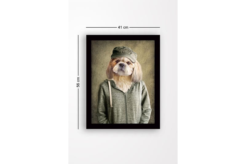 Inramad Canvastavla i trä - 41x56 cm - Hund med kläder och keps i en humoristisk porträttstil - Grön / Beige / Brun - Inredning - Tavlor & konst