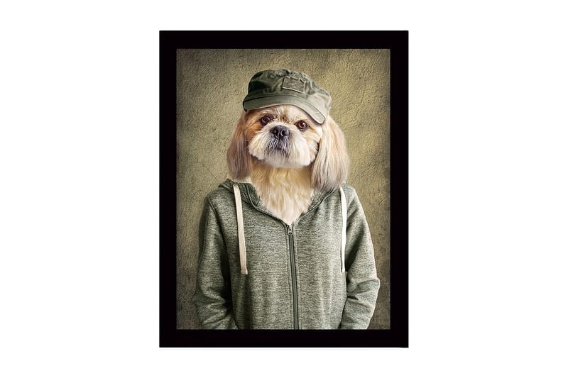 Inramad Canvastavla i trä - 41x56 cm - Hund med kläder och keps i en humoristisk porträttstil, Grön / Beige / Brun
