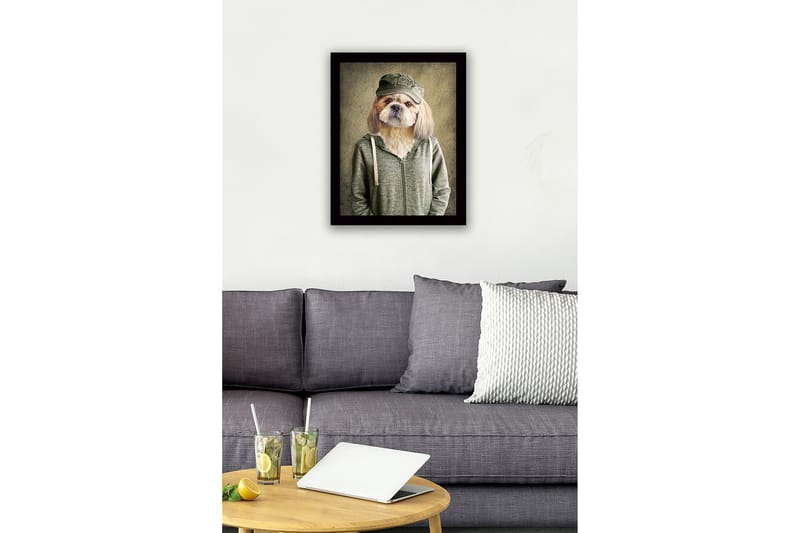Inramad Canvastavla i trä - 41x56 cm - Hund med kläder och keps i en humoristisk porträttstil - Grön / Beige / Brun - Inredning - Tavlor & konst