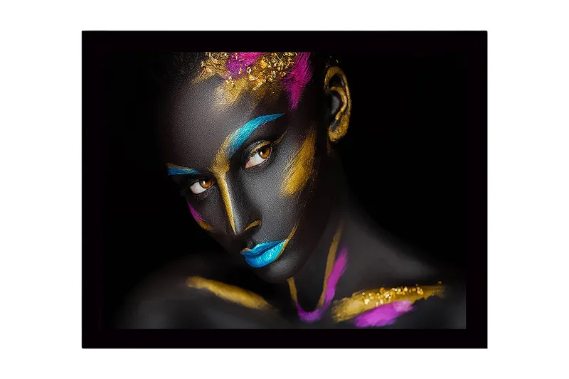 Inramad Canvastavla i trä - 41x56 cm - Konstverk med en kvinna med färgglad ansiktsmålning, Svart / Blå / Guld