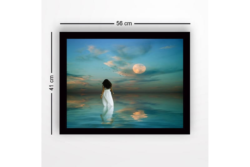 Inramad Canvastavla i trä - 41x56 cm - Kvinna i vit klänning som går mot en fullmåne över stilla vatten - Blå / Vit / Grå - Inredning - Tavlor & konst