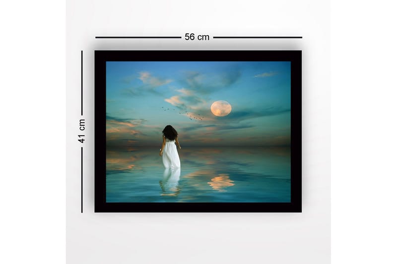 Inramad Canvastavla i trä - 41x56 cm - Kvinna i vit klänning som går mot en fullmåne över stilla vatten - Blå / Vit / Grå - Inredning - Tavlor & konst