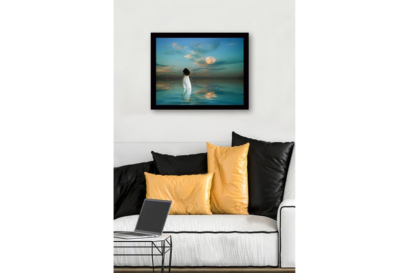 Inramad Canvastavla i trä - 41x56 cm - Kvinna i vit klänning som går mot en fullmåne över stilla vatten - Blå / Vit / Grå - Inredning - Tavlor & konst