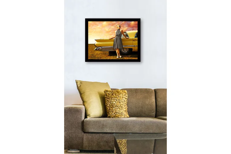 Inramad Canvastavla i trä - 41x56 cm - Kvinna i prickig klänning som lutar mot en vintage bil - Gul / Svart / Vit - Inredning - Tavlor & konst