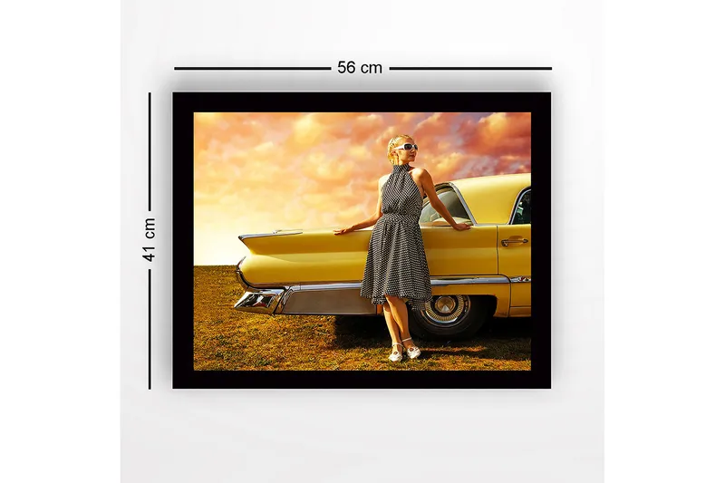 Inramad Canvastavla i trä - 41x56 cm - Kvinna i prickig klänning som lutar mot en vintage bil - Gul / Svart / Vit - Inredning - Tavlor & konst