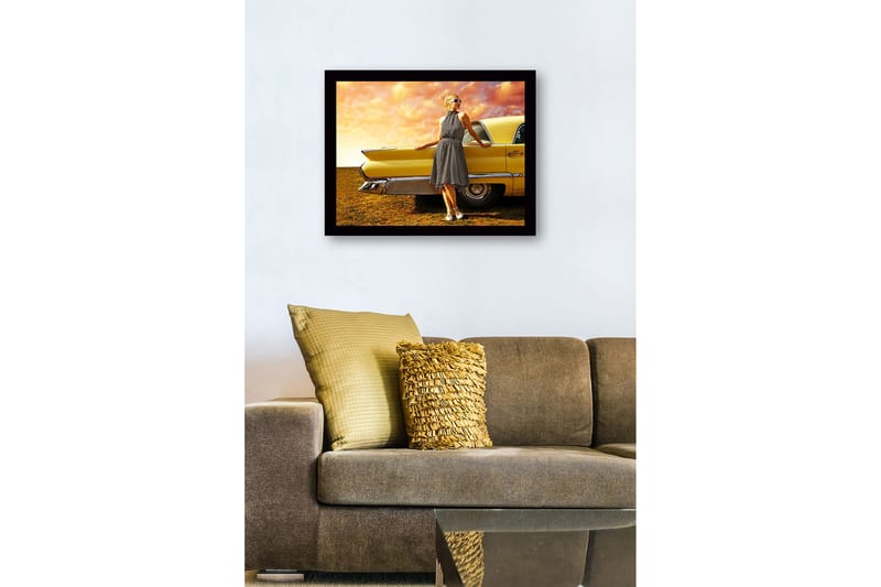 Inramad Canvastavla i trä - 41x56 cm - Kvinna i prickig klänning som lutar mot en vintage bil - Gul / Svart / Vit - Inredning - Tavlor & konst