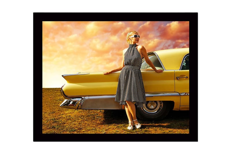 Inramad Canvastavla i trä - 41x56 cm - Kvinna i prickig klänning som lutar mot en vintage bil, Gul / Svart / Vit