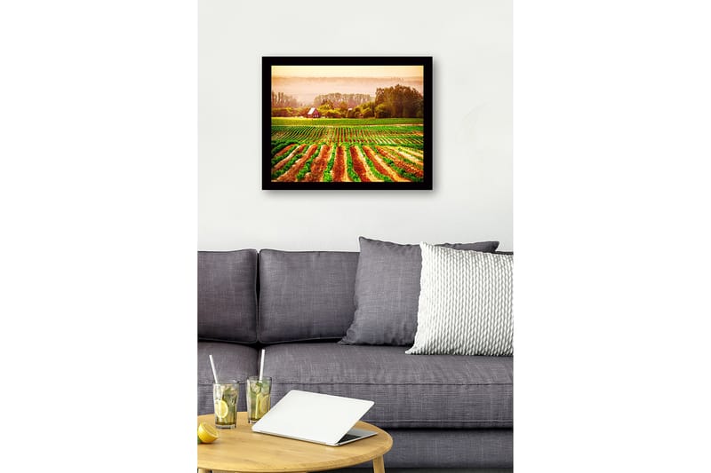 Inramad Canvastavla i trä - 41x56 cm - Lantlig scen med ett rött hus omgiven av gröna fält och plöjda åkrar - Grön / Orange / Röd - Inredning - Tavlor & konst