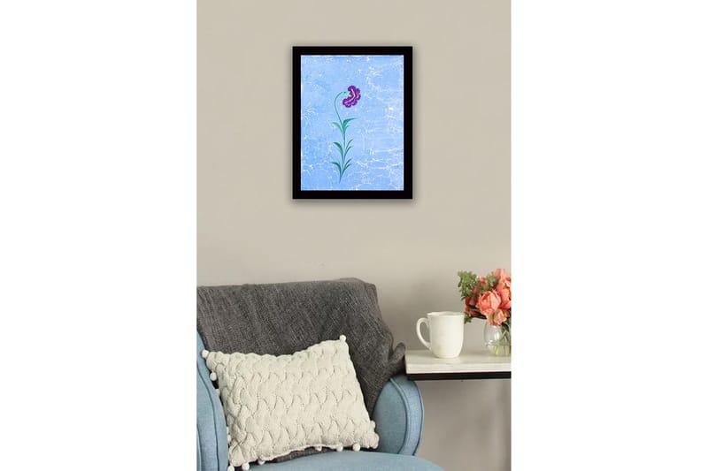 Inramad Canvastavla i trä - 41x56 cm - Lila blomma med gröna blad på en ljusblå bakgrund - Lila / Grön / Ljusblå - Inredning - Tavlor & konst