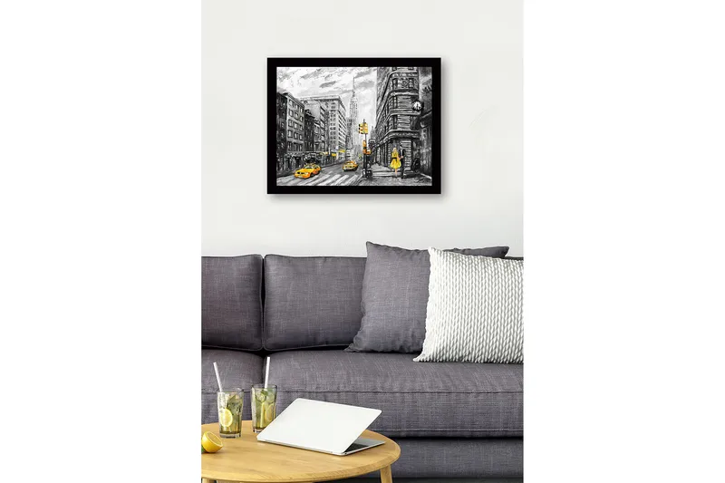 Inramad Canvastavla i trä - 41x56 cm - Livlig stadsbild med en kvinna i gul klänning och gula taxibilar - Gul / Svart / Grå - Inredning - Tavlor & konst