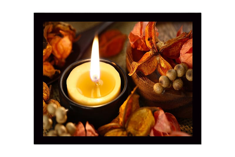 Inramad Canvastavla i trä - 41x56 cm - Ljuslykta omgiven av torkade blommor och frukter - Guld / Orange / Brun - Inredning - Tavlor & konst