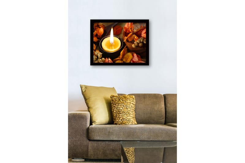 Inramad Canvastavla i trä - 41x56 cm - Ljuslykta omgiven av torkade blommor och frukter - Guld / Orange / Brun - Inredning - Tavlor & konst