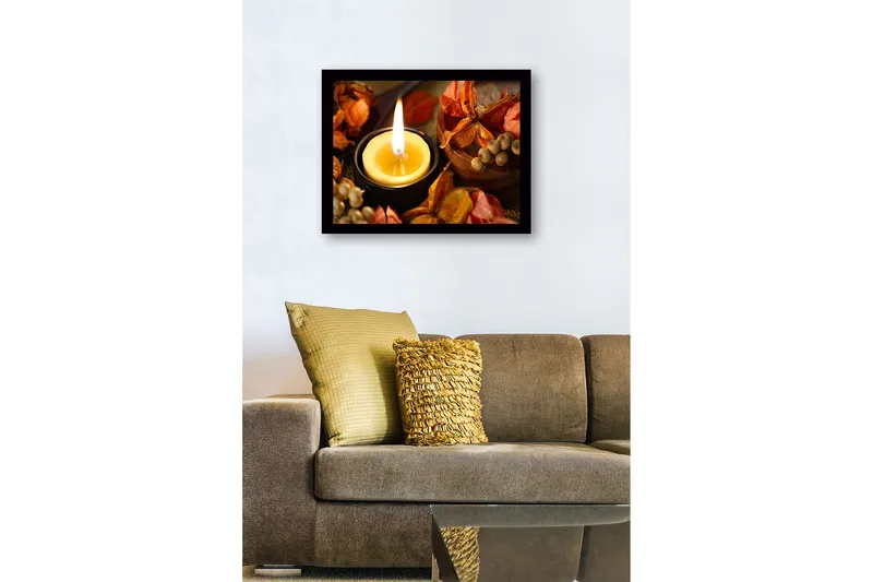 Inramad Canvastavla i trä - 41x56 cm - Ljuslykta omgiven av torkade blommor och frukter - Guld / Orange / Brun - Inredning - Tavlor & konst