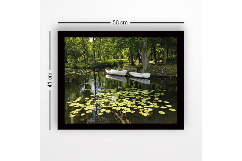 Inramad Canvastavla i trä - 41x56 cm - Lugn sjö med näckrosor och båtar i en grönskande omgivning - Grön / Gul / Vit - Inredning - Tavlor & konst