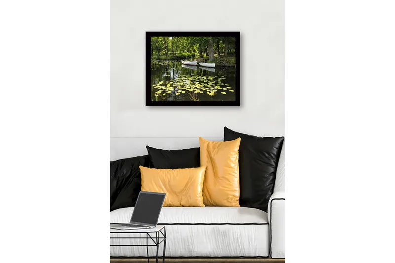 Inramad Canvastavla i trä - 41x56 cm - Lugn sjö med näckrosor och båtar i en grönskande omgivning - Grön / Gul / Vit - Inredning - Tavlor & konst