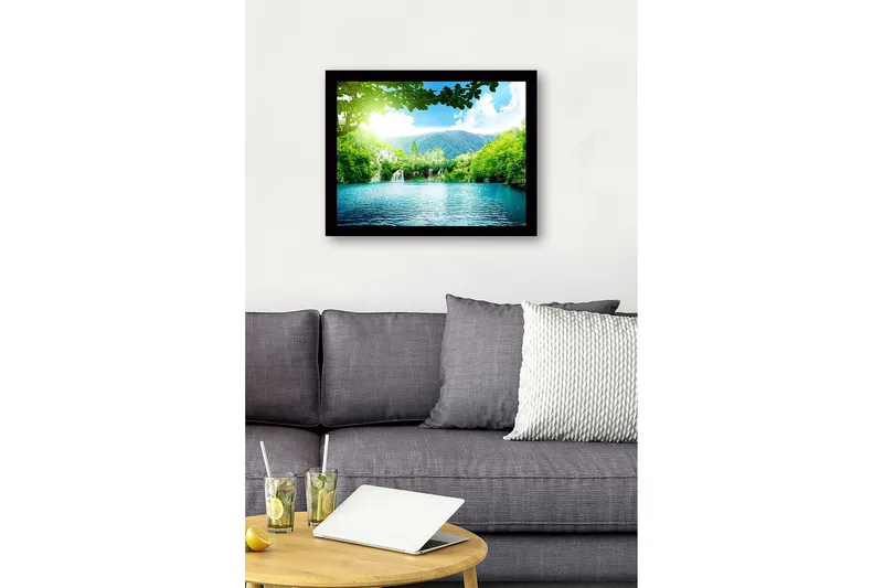 Inramad Canvastavla i trä - 41x56 cm - Lugn sjö med vattenfall omgiven av frodig grönska och berg - Grön / Turkos / Blå - Inredning - Tavlor & konst