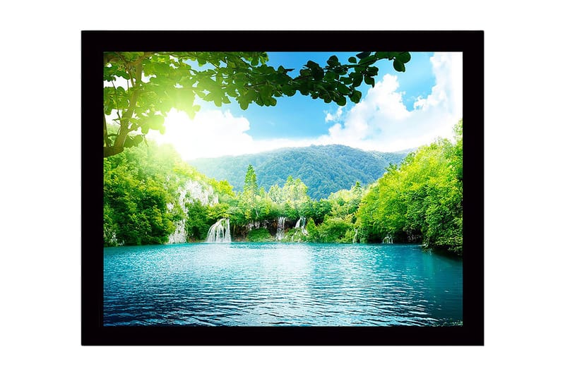 Inramad Canvastavla i trä - 41x56 cm - Lugn sjö med vattenfall omgiven av frodig grönska och berg, Grön / Turkos / Blå