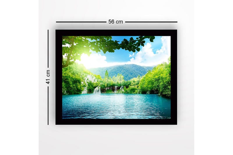 Inramad Canvastavla i trä - 41x56 cm - Lugn sjö med vattenfall omgiven av frodig grönska och berg - Grön / Turkos / Blå - Inredning - Tavlor & konst