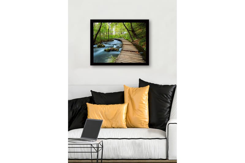 Inramad Canvastavla i trä - 41x56 cm - Lummig skogsstig med en träbro som sträcker sig över en porlande bäck - Grön / Brun / Blå - Inredning - Tavlor & konst