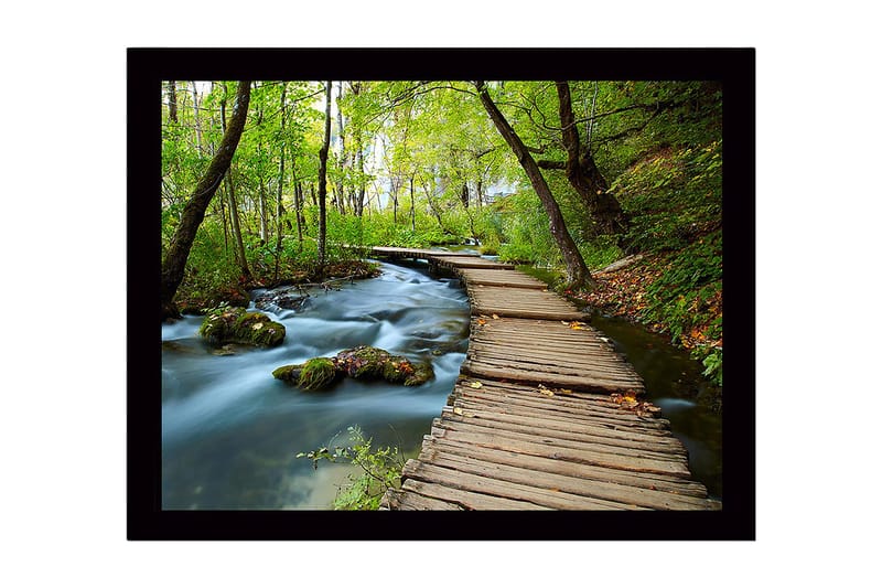 Inramad Canvastavla i trä - 41x56 cm - Lummig skogsstig med en träbro som sträcker sig över en porlande bäck - Grön / Brun / Blå - Inredning - Tavlor & konst