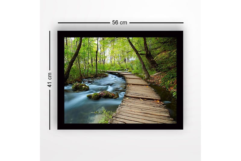 Inramad Canvastavla i trä - 41x56 cm - Lummig skogsstig med en träbro som sträcker sig över en porlande bäck - Grön / Brun / Blå - Inredning - Tavlor & konst