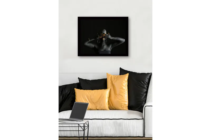 Inramad Canvastavla i trä - 41x56 cm - Mörk figur med guldiga detaljer som täcker ansiktet och händerna - Svart / Guld - Inredning - Tavlor & konst
