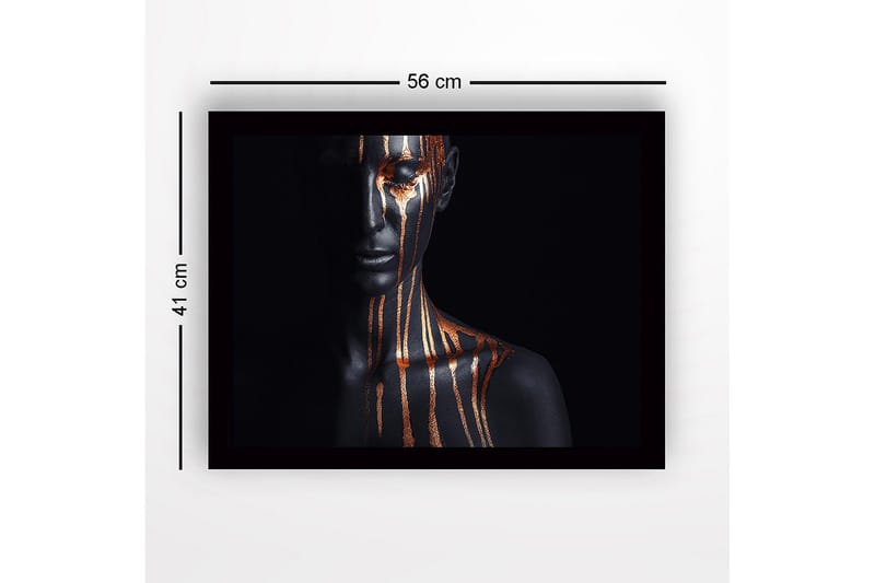 Inramad Canvastavla i trä - 41x56 cm - Mörk figur med guldstrimmor som rinner ner över ansiktet och kroppen - Svart / Guld - Inredning - Tavlor & konst