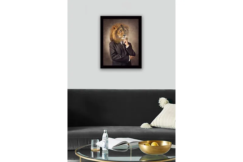 Inramad Canvastavla i trä - 41x56 cm - Man med lejonhuvud i kostym - Beige / Mörkbrun / Svart - Inredning - Tavlor & konst