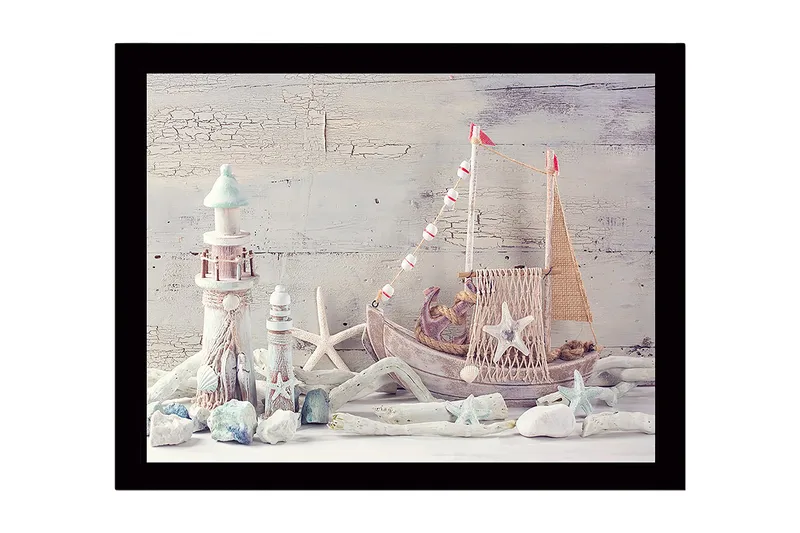 Inramad Canvastavla i trä - 41x56 cm - Maritim stillhet med en båt och fyrar i fokus, Ljusblå / Vit / Beige