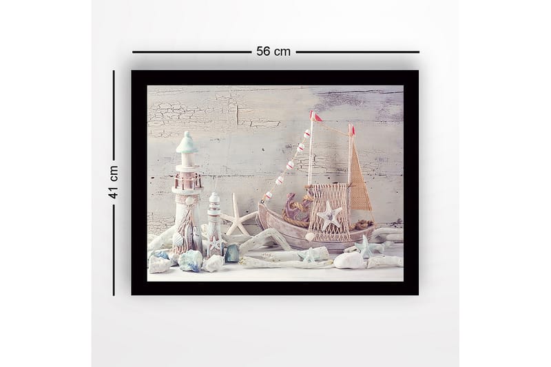 Inramad Canvastavla i trä - 41x56 cm - Maritim stillhet med en båt och fyrar i fokus - Ljusblå / Vit / Beige - Inredning - Tavlor & konst